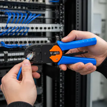 Pinza ponchadora para conectores RJ45 Pass-Through KG-NT-CT-PASS100 — aplicación en rack de telecomunicaciones