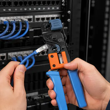 Herramienta especializada para terminación de plugs modulares KG-NT-FT-TOOL100 — aplicación en rack de telecomunicaciones