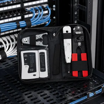 Kit básico de herramientas para redes KG-NT-KIT-ECO100 — aplicación en rack de telecomunicaciones