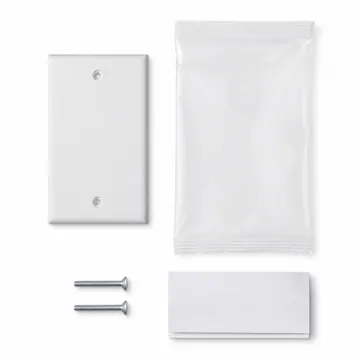 Contenido del empaque de la placa ciega KONGIA con tornillos y guía
