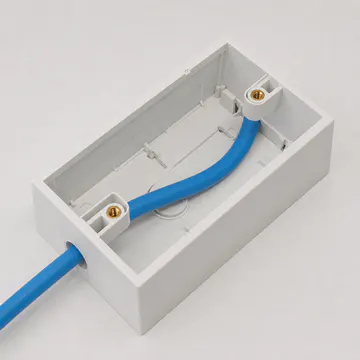 Entrada lateral y radio de curvatura de cable Cat6 dentro de la caja KONGIA